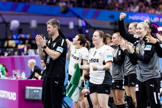 DORTMUND, GERMANY - DECEMBER 4: Markus Gaugisch (Head Coach Germany) applauds during the 27th IHF Women’s World Handball Championship match between Montenegro vs. Germany at Westfalenhalle on matchday 3 of the main round of the 27th IHF Women’s World Handball Championship on December 4, 2025 in Dortmund, Germany. North Rhine Westphalia Germany Copyright: xBEAUTIFULxSPORTS Wunderlx