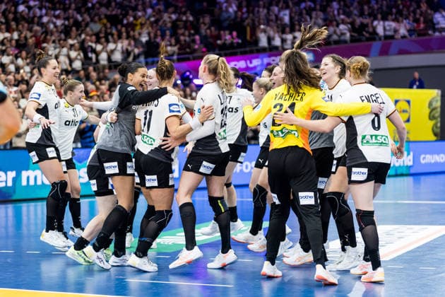 DORTMUND, GERMANY - DECEMBER 4: The players of Germany celebrate the win of the 27th IHF Women’s World Handball Championship match between Montenegro vs. Germany at Westfalenhalle on matchday 3 of the main round of the 27th IHF Women’s World Handball Championship on December 4, 2025 in Dortmund, Germany. North Rhine Westphalia Germany Copyright: xBEAUTIFULxSPORTS Wunderlx