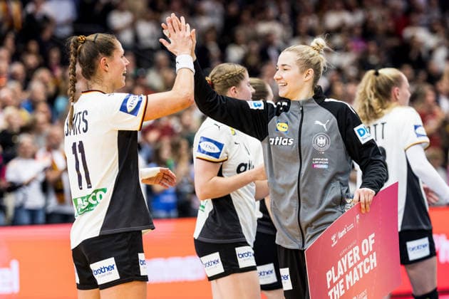 DORTMUND, GERMANY - DECEMBER 4: Xenia Smits (Germany, 11) and Katharina Filter (Germany, 42) high five after Filter is awarded player of the match after the 27th IHF Women’s World Handball Championship match between Montenegro vs. Germany at Westfalenhalle on matchday 3 of the main round of the 27th IHF Women’s World Handball Championship on December 4, 2025 in Dortmund, Germany. North Rhine Westphalia Germany Copyright: xBEAUTIFULxSPORTS Wunderlx