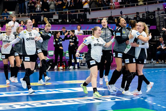 Handball, Womens World Championship, main round Montenegro Germany the team of Germany final cheer final cheer emotion joy Dortmund Westfalenhalle Nordrhein Westfalen Germany