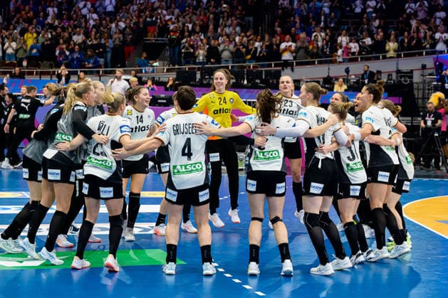 Handball, Womens World Championship, main round Montenegro Germany the team of Germany final cheer final cheer emotion joy Dortmund Westfalenhalle Nordrhein Westfalen Germany
