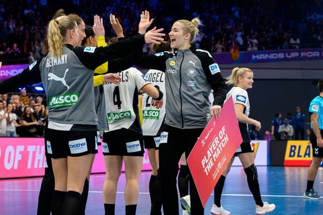 Handball, Womens World Championship, main round Montenegro Germany the team of Germany final cheer final cheer emotion joy goalkeeper Katharina Filter Germany Dortmund Westfalenhalle Nordrhein Westfalen Germany