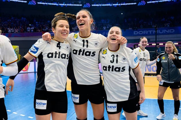 Handball, Womens World Championship, Main Round Montenegro Germany Alina Grijseels Germany , Xenia Smits Germany , Alexia Hauf Germany Final Cheer Final Cheer Emotion Joy Dortmund Westfalenhalle Nordrhein Westfalen Germany