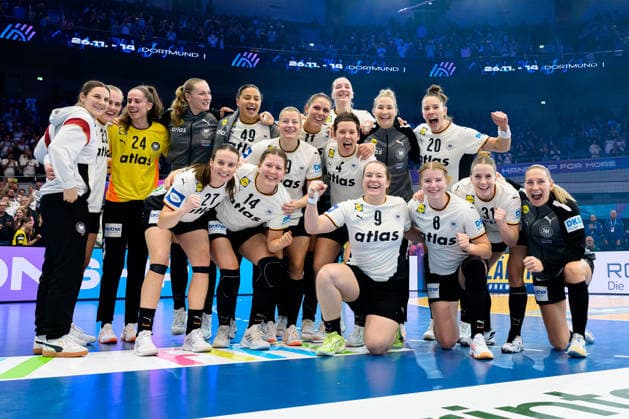 Handball, Womens World Championship, main round Montenegro Germany the team of Germany final cheer final cheer emotion joy group photo, team photo Dortmund Westfalenhalle Nordrhein Westfalen Germany