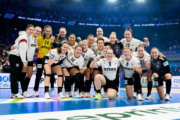 Handball, Womens World Championship, main round Montenegro Germany the team of Germany final cheer final cheer emotion joy group photo, team photo Dortmund Westfalenhalle Nordrhein Westfalen Germany