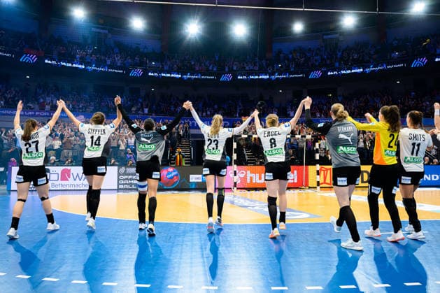 Handball, Womens World Championship, main round Montenegro Germany the team of Germany final cheer final cheer emotion joy Dortmund Westfalenhalle Nordrhein Westfalen Germany