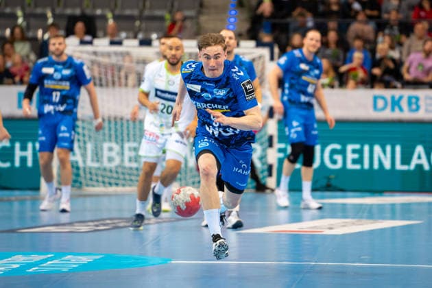 Handball I Men I Season 2025 2026 I Bundesliga I 11 Matchday I TVB Stuttgart HSG Wetzlar I 04 12 2025 Jakob Nigg 57, TVB Stuttgart runs after the ball, eyes on the ball Stuttgart Porsche Arena Baden Württemberg Germany Copyright: xLobeca MaxxPetershansx