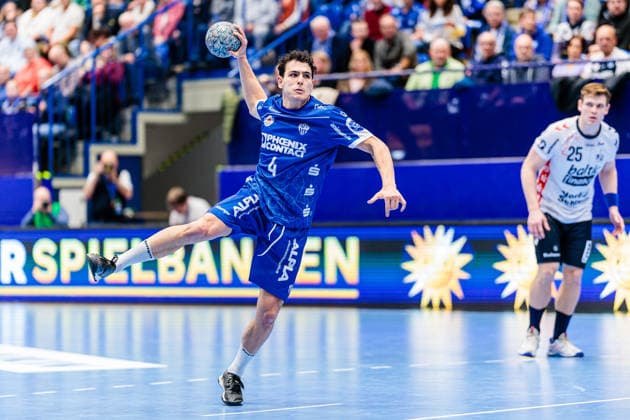 Samuel Zehnder TBV Lemgo Lippe, 04 on seven-meter 7 meter throw GER, TBV Lemgo Lippe vs SG Flensburg Handewitt, Handball, 1 Bundesliga, Matchday 15, Season 2025 2026, 04 12 2025 GER, TBV Lemgo Lippe vs SG Flensburg Handewitt, Handball, 1 Bundesliga, Matchday 15, Season 2025 2026, 04 12 2025 Lemgo Copyright: xEibner-Pressefoto JanxRollingerx EP_JSK