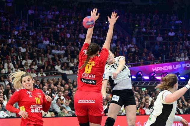 04 12 2025 xkhx Dormund, Westfallenhalle, international womens handball world championship main round handball national team Germany vs. national team Montenegro Djurdjina Jaukovic Montenegro 09 vs. Viola Leuchter GER