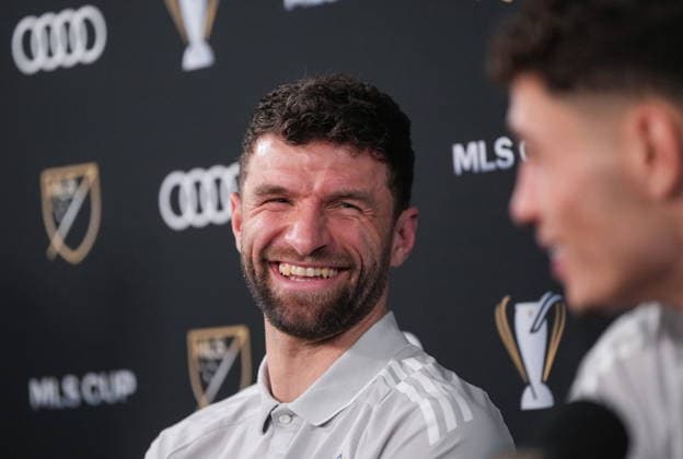 December 4, 2025, Fort Lauderdale, Fl, UNITED STATES: Vancouver Whitecaps Thomas Muller laughs during a news conference with Sebastian Berhalter, front right, ahead of the MLS, Fussball Herren, USA Cup final soccer match, in Fort Lauderdale, Fla., Thursday, Dec. 4, 2025. Canada News - December 4, 2025 - ZUMAc35_ 20251204_zaf_c35_045 Copyright: xDarrylxDyckx