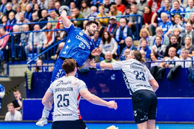 v l Lukas Jorgensen SG Flensburg Handewitt, 25 , Tim Suton TBV Lemgo Lippe, 23 , Kent Robin Toennesen SG Flensburg Handewitt, 23 GER, TBV Lemgo Lippe vs SG Flensburg Handewitt, Handball, 1 Bundesliga, 15 Matchday, Season 2025 2026, 04 12 2025 GER, TBV Lemgo Lippe vs SG Flensburg Handewitt, Handball, 1 Bundesliga, 15 Matchday, Season 2025 2026, 04 12 2025 Lemgo Copyright: xEibner-Pressefoto JanxRollingerx EP_JSK