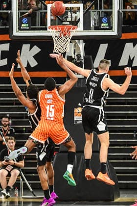 BKT Euro Cup Ratiopharm Ulm against Dolomiti Energia Trento, Ratiopharm Arena Ulm 04 12 2025 J Simon ratiopharm Ulm, 15 at the basket against A M Jogel Trento Ulm 04 12 2025 9 Matchday BKT EuroCup, Ratiopharm Ulm against Dolomiti Energia Trento, Ratiopharm Arena Ulm Copyright: xBEAUTIFULxSPORTS Märklx