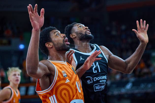 Malik Osborne ratiopharm ulm, 10 , Selom Mawugbe Dolomiti Energia Trento, 21 GER, ratiopharm ulm vs Dolomiti Energia Trento, Basketball, Matchday 9, BKT EuroCup, Season 2025 2026, 04 12 2025 GER, ratiopharm ulm vs Dolomiti Energia Trento, Basketball, Matchday 9, BKT EuroCup, Season 2025 2026, 04 12 2025 Neu Ulm Copyright: xEibner-Pressefoto GeraldxOelze-dexStoppanyx EP_ODS