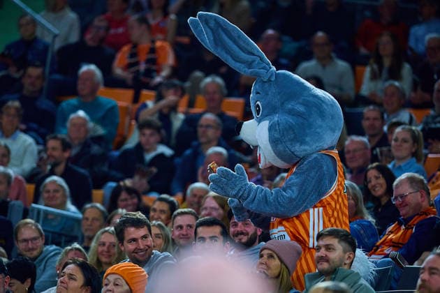 Mascot fun ratiopharm ulm on the grandstand GER, ratiopharm ulm vs Dolomiti Energia Trento, Basketball, Matchday 9, BKT EuroCup, Season 2025 2026, 04 12 2025 GER, ratiopharm ulm vs Dolomiti Energia Trento, Basketball, Matchday 9, BKT EuroCup, Season 2025 2026, 04 12 2025 New Ulm Copyright: xEibner-Pressefoto GeraldxOelze-dexStoppanyx EP_ODS