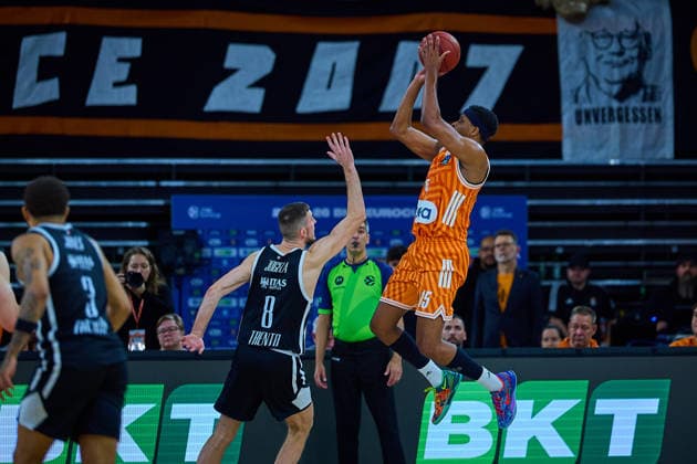 Jump shot Justin Simon ratiopharm ulm, 15 GER, ratiopharm ulm vs Dolomiti Energia Trento, Basketball, Matchday 9, BKT EuroCup, Season 2025 2026, 04 12 2025 GER, ratiopharm ulm vs Dolomiti Energia Trento, Basketball, Matchday 9, BKT EuroCup, Season 2025 2026, 04 12 2025 New Ulm Copyright: xEibner-Pressefoto GeraldxOelze-dexStoppanyx EP_ODS