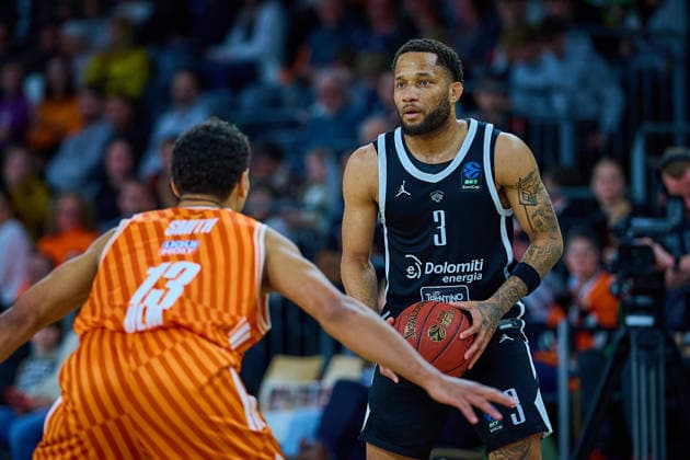 Mark Smith ratiopharm ulm, 13 , Devante Jones Dolomiti Energia Trento, 03 GER, ratiopharm ulm vs Dolomiti Energia Trento, Basketball, Matchday 9, BKT EuroCup, Season 2025 2026, 04 12 2025 GER, ratiopharm ulm vs Dolomiti Energia Trento, Basketball, Matchday 9, BKT EuroCup, Season 2025 2026, 04 12 2025 New Ulm Copyright: xEibner-Pressefoto GeraldxOelze-dexStoppanyx EP_ODS