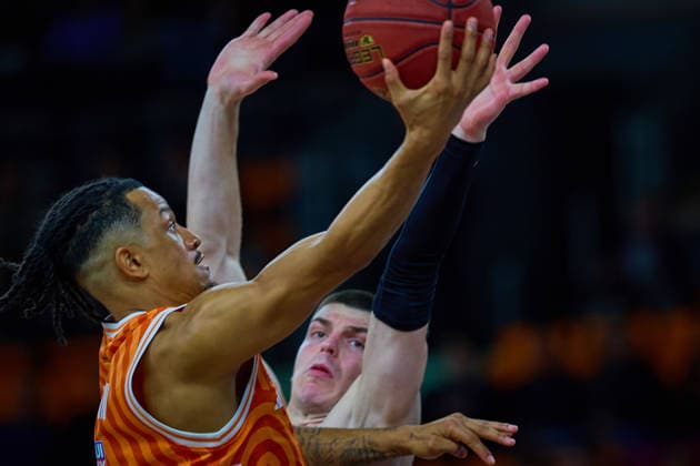 Nelson Weidemann ratiopharm ulm, 00 at the basketball against Andrej Jakimovski Dolomiti Energia Trento, 23 GER, ratiopharm ulm vs Dolomiti Energia Trento, Basketball, Matchday 9, BKT EuroCup, Season 2025 2026, 04 12 2025 GER, ratiopharm ulm vs Dolomiti Energia Trento, Basketball, Matchday 9, BKT EuroCup, Season 2025 2026, 04 12 2025 New Ulm Copyright: xEibner-Pressefoto GeraldxOelze-dexStoppanyx EP_ODS