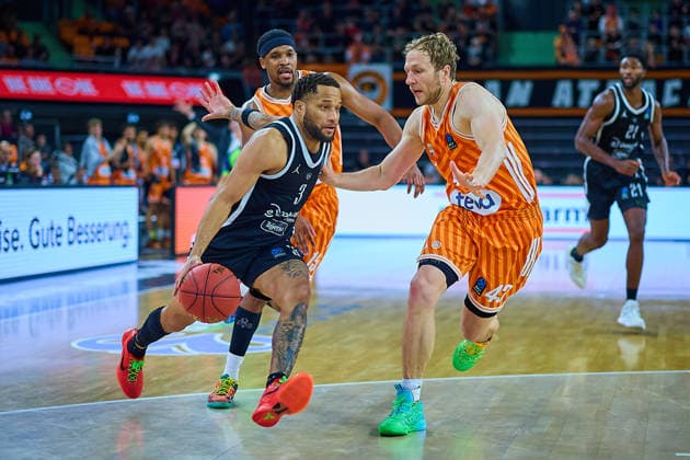 duel, duel between Devante Jones Dolomiti Energia Trento, 03 and Christian Sengfelder ratiopharm ulm, 43 GER, ratiopharm ulm vs Dolomiti Energia Trento, Basketball, Matchday 9, BKT EuroCup, Season 2025 2026, 04 12 2025 GER, ratiopharm ulm vs Dolomiti Energia Trento, Basketball, Matchday 9, BKT EuroCup, Season 2025 2026, 04 12 2025 New Ulm Copyright: xEibner-Pressefoto GeraldxOelze-dexStoppanyx EP_ODS