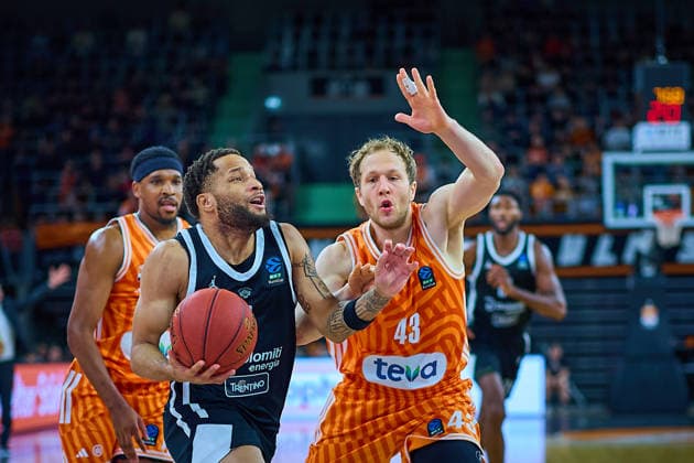 duel, duel between Devante Jones Dolomiti Energia Trento, 03 and Christian Sengfelder ratiopharm ulm, 43 GER, ratiopharm ulm vs Dolomiti Energia Trento, Basketball, Matchday 9, BKT EuroCup, Season 2025 2026, 04 12 2025 GER, ratiopharm ulm vs Dolomiti Energia Trento, Basketball, Matchday 9, BKT EuroCup, Season 2025 2026, 04 12 2025 New Ulm Copyright: xEibner-Pressefoto GeraldxOelze-dexStoppanyx EP_ODS