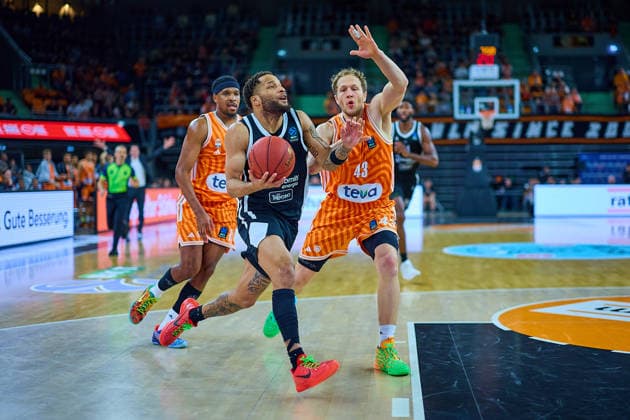 duel, duel between Devante Jones Dolomiti Energia Trento, 03 and Christian Sengfelder ratiopharm ulm, 43 GER, ratiopharm ulm vs Dolomiti Energia Trento, Basketball, Matchday 9, BKT EuroCup, Season 2025 2026, 04 12 2025 GER, ratiopharm ulm vs Dolomiti Energia Trento, Basketball, Matchday 9, BKT EuroCup, Season 2025 2026, 04 12 2025 New Ulm Copyright: xEibner-Pressefoto GeraldxOelze-dexStoppanyx EP_ODS