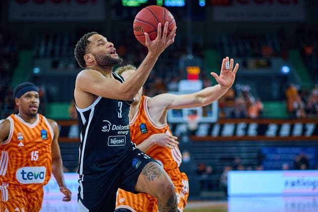 duel, duel between Devante Jones Dolomiti Energia Trento, 03 and Christian Sengfelder ratiopharm ulm, 43 GER, ratiopharm ulm vs Dolomiti Energia Trento, Basketball, Matchday 9, BKT EuroCup, Season 2025 2026, 04 12 2025 GER, ratiopharm ulm vs Dolomiti Energia Trento, Basketball, Matchday 9, BKT EuroCup, Season 2025 2026, 04 12 2025 New Ulm Copyright: xEibner-Pressefoto GeraldxOelze-dexStoppanyx EP_ODS