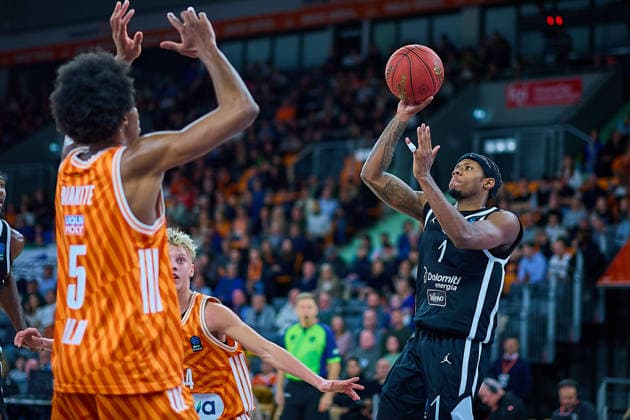 Shot by DJ Steward Dolomiti Energia Trento, 01 against Mohamed Diakite ratiopharm ulm, 05 , Teo Milicic ratiopharm ulm, 44 looks on GER, ratiopharm ulm vs Dolomiti Energia Trento, Basketball, Matchday 9, BKT EuroCup, Season 2025 2026, 04 12 2025 GER, ratiopharm ulm vs Dolomiti Energia Trento, Basketball, Matchday 9, BKT EuroCup, Season 2025 2026, 04 12 2025 Neu Ulm Copyright: xEibner-Pressefoto GeraldxOelze-dexStoppanyx EP_ODS