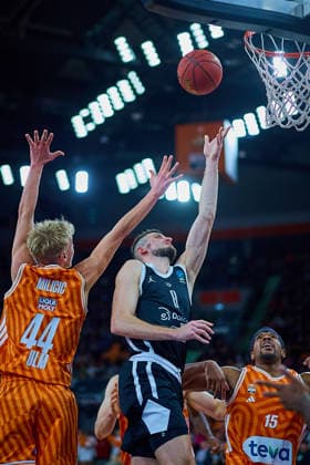 Teo Milicic ratiopharm ulm, 44 , Matas Jogela Dolomiti Energia Trento, 08 with lay-up, Justin Simon ratiopharm ulm, 15 GER, ratiopharm ulm vs Dolomiti Energia Trento, Basketball, Matchday 9, BKT EuroCup, Season 2025 2026, 04 12 2025 GER, ratiopharm ulm vs Dolomiti Energia Trento, Basketball, Matchday 9, BKT EuroCup, Season 2025 2026, 04 12 2025 Neu Ulm Copyright: xEibner-Pressefoto GeraldxOelze-dexStoppanyx EP_ODS