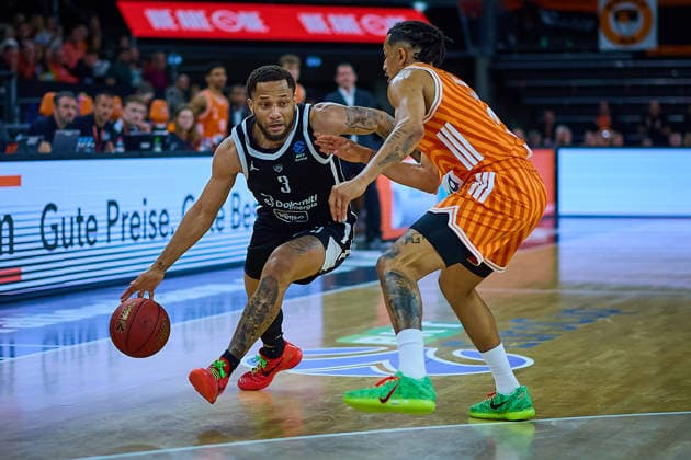 Duel, duel between Devante Jones Dolomiti Energia Trento, 03 and Nelson Weidemann ratiopharm ulm, 00 GER, ratiopharm ulm vs Dolomiti Energia Trento, Basketball, Matchday 9, BKT EuroCup, Season 2025 2026, 04 12 2025 GER, ratiopharm ulm vs Dolomiti Energia Trento, Basketball, Matchday 9, BKT EuroCup, Season 2025 2026, 04 12 2025 New Ulm Copyright: xEibner-Pressefoto GeraldxOelze-dexStoppanyx EP_ODS