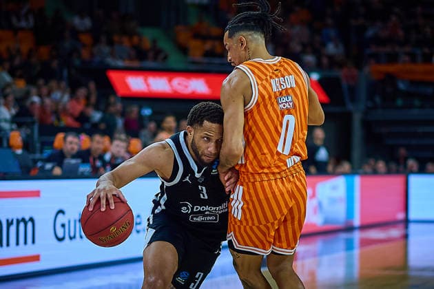 Duel, duel between Devante Jones Dolomiti Energia Trento, 03 and Nelson Weidemann ratiopharm ulm, 00 GER, ratiopharm ulm vs Dolomiti Energia Trento, Basketball, Matchday 9, BKT EuroCup, Season 2025 2026, 04 12 2025 GER, ratiopharm ulm vs Dolomiti Energia Trento, Basketball, Matchday 9, BKT EuroCup, Season 2025 2026, 04 12 2025 New Ulm Copyright: xEibner-Pressefoto GeraldxOelze-dexStoppanyx EP_ODS
