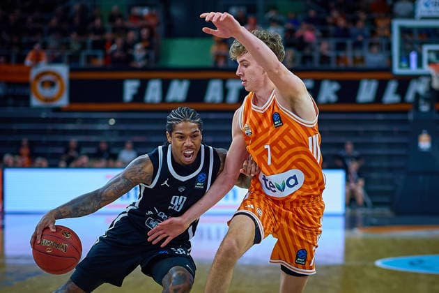 duel, duel between Khalif Battle Dolomiti Energia Trento, 99 and Tobias Jensen ratiopharm ulm, 07 GER, ratiopharm ulm vs Dolomiti Energia Trento, Basketball, Matchday 9, BKT EuroCup, Season 2025 2026, 04 12 2025 GER, ratiopharm ulm vs Dolomiti Energia Trento, Basketball, Matchday 9, BKT EuroCup, Season 2025 2026, 04 12 2025 New Ulm Copyright: xEibner-Pressefoto GeraldxOelze-dexStoppanyx EP_ODS