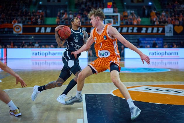 duel, duel between Khalif Battle Dolomiti Energia Trento, 99 and Tobias Jensen ratiopharm ulm, 07 GER, ratiopharm ulm vs Dolomiti Energia Trento, Basketball, Matchday 9, BKT EuroCup, Season 2025 2026, 04 12 2025 GER, ratiopharm ulm vs Dolomiti Energia Trento, Basketball, Matchday 9, BKT EuroCup, Season 2025 2026, 04 12 2025 New Ulm Copyright: xEibner-Pressefoto GeraldxOelze-dexStoppanyx EP_ODS