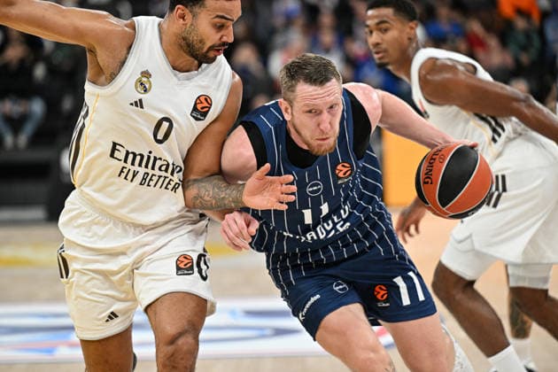 Anadolu Efes v Real Madrid - EuroLeague ISTANBUL, TURKIYE - DECEMBER 4: Rolands Smits (11) of Anadolu Efes in action against Trey Lyles (0) of Real Madrid during EuroLeague week 14 basketball match between Anadolu Efes and Real Madrid at Basketball Development Center in Istanbul, Turkiye on December 4, 2025. Elif Ozturk Anadolu Istanbul Turkey. Editorial use only. Please get in touch for any other usage.  Copyright: x2025xAnadoluxElifxOzturkx