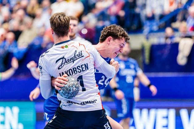 v l Emil Jakobsen SG Flensburg Handewitt, 31 , Joel Willecke TBV Lemgo Lippe, 24 GER, TBV Lemgo Lippe vs SG Flensburg Handewitt, Handball, 1 Bundesliga, Matchday 15, Season 2025 2026, 04 12 2025 GER, TBV Lemgo Lippe vs SG Flensburg Handewitt, Handball, 1 Bundesliga, Matchday 15, Season 2025 2026, 04 12 2025 Lemgo Copyright: xEibner-Pressefoto JanxRollingerx EP_JSK