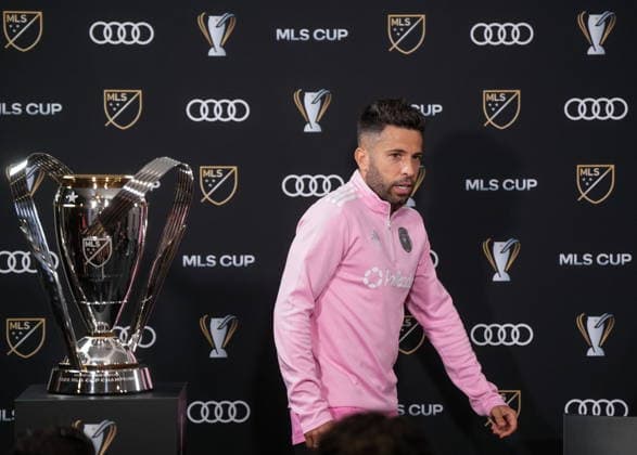 December 4, 2025, Fort Lauderdale, Fl, UNITED STATES: Inter Miami s Jordi Alba walks past the MLS, Fussball Herren, USA Cup trophy as he arrives for a news conference ahead of the MLS Cup final soccer match, in Fort Lauderdale, Fla., Thursday, Dec. 4, 2025. Canada News - December 4, 2025 - ZUMAc35_ 20251204_zaf_c35_049 Copyright: xDarrylxDyckx