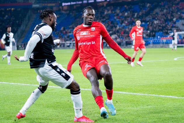 04 12 2025, Basel, St Jakob Park, Swiss Cup FC Grand Saconnex FC Basel, Passi Mafuta Gabriel 14 Grand Saconnex against BÃ nie TraorÃ 11 Basel Basel Basel St Jakob Park Basel Switzerland Copyright: xJustPictures.ch PascalxvonxBürenx jp-en-PaVoB-_PVB4737-1