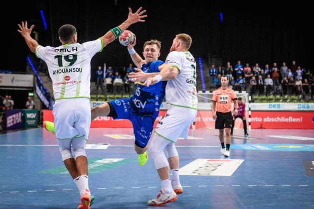 Simone Mengon TVB Stuttgart, 15 between Philipp Ahouansou HSG Wetzlar, 19 , left and Nikola Grahovac HSG Wetzlar, 02 , right GER, TVB 1898 Stuttgart HSG Wetzlar, DAIKIN HBL, Handball, Bundesliga, Matchday 11, Season 2025 2026, 04 12 2025 GER, TVB 1898 Stuttgart HSG Wetzlar, DAIKIN HBL, Handball, Bundesliga, Matchday 11, Season 2025 2026, 04 12 2025 Stuttgart Copyright: xSandyxDinkelackerx EP_SDR