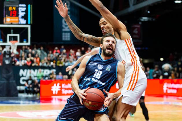 04 12 2025, xomx, Basketball EuroCup, Niners Chemnitz Turk Telekom v l DOGUS OZDEMIROGLU Turk Telekom Ankara on the ball in a duel with Kevin Yebo Niners Chemnitz Chemnitz