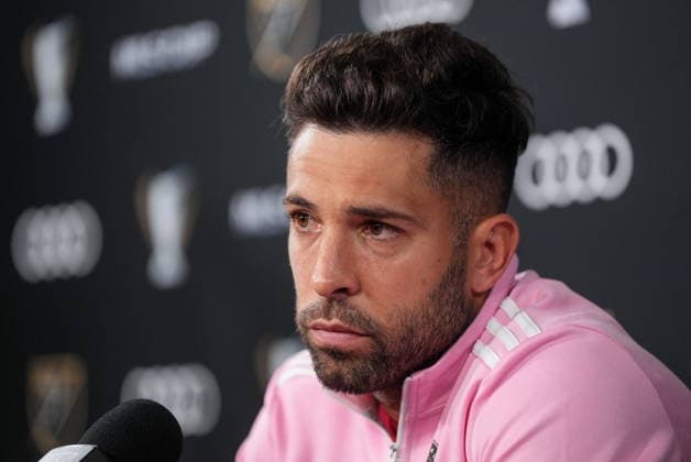 December 4, 2025, Fort Lauderdale, Fl, UNITED STATES: Inter Miami s Jordi Alba listens to a question during a news conference ahead of the MLS, Fussball Herren, USA Cup final soccer match, in Fort Lauderdale, Fla., Thursday, Dec. 4, 2025. Canada News - December 4, 2025 - ZUMAc35_ 20251204_zaf_c35_050 Copyright: xDarrylxDyckx