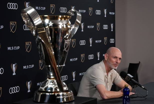 December 4, 2025, Fort Lauderdale, Fl, UNITED STATES: Vancouver Whitecaps head coach Jesper Sorensen speaks during a news conference ahead of the MLS, Fussball Herren, USA Cup final soccer match, in Fort Lauderdale, Fla., Thursday, Dec. 4, 2025. Canada News - December 4, 2025 - ZUMAc35_ 20251204_zaf_c35_053 Copyright: xDarrylxDyckx