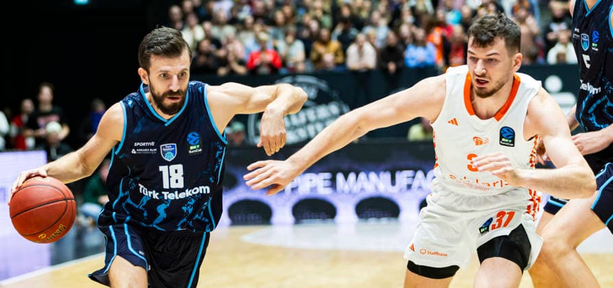 04 12 2025, xomx, Basketball EuroCup, Niners Chemnitz Turk Telekom v l DOGUS OZDEMIROGLU Turk Telekom Ankara on the ball in a duel with Robbie Beran Niners Chemnitz Chemnitz