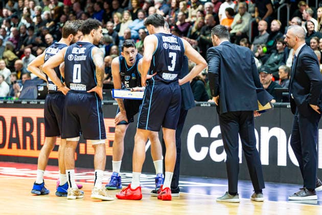 04 12 2025, xomx, Basketball EuroCup, Niners Chemnitz Turk Telekom v l player circle, team circle, high-five 18 , MICHAEL JADEN DEVOE Turk Telekom Ankara , BERKAN DURMAZ Turk Telekom Ankara , EMIRCAN KOSUT Turk Telekom Ankara , ERDEM CAN Turk Telekom Ankara Head Coach Chemnitz
