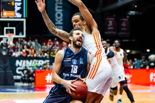 04 12 2025, xomx, Basketball EuroCup, Niners Chemnitz Turk Telekom v l DOGUS OZDEMIROGLU Turk Telekom Ankara on the ball in a duel with Kevin Yebo Niners Chemnitz Chemnitz
