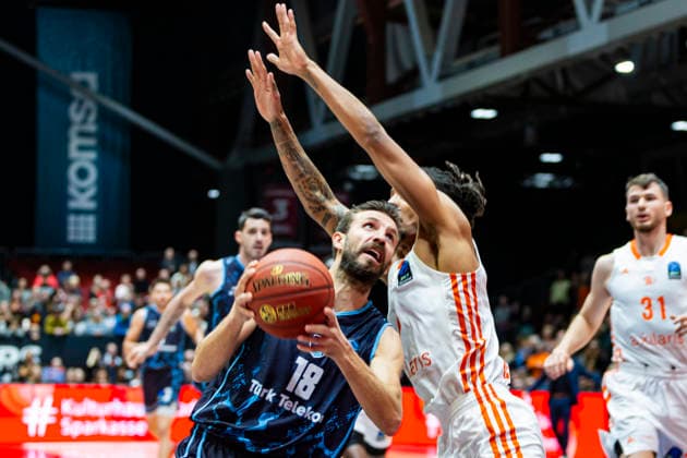 04 12 2025, xomx, Basketball EuroCup, Niners Chemnitz Turk Telekom v l DOGUS OZDEMIROGLU Turk Telekom Ankara on the ball in a duel with Kevin Yebo Niners Chemnitz Chemnitz