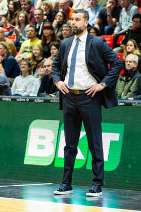 04 12 2025, xomx, Basketball EuroCup, Niners Chemnitz Turk Telekom v l ERDEM CAN Turk Telekom Ankara Head Coach Chemnitz