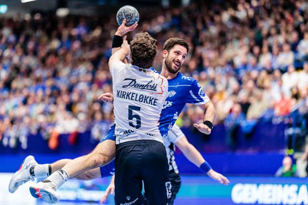 v l Niclas Kirkelokke SG Flensburg Handewitt, 05 , Tim Suton TBV Lemgo Lippe, 23 GER, TBV Lemgo Lippe vs SG Flensburg Handewitt, Handball, 1 Bundesliga, Matchday 15, Season 2025 2026, 04 12 2025 GER, TBV Lemgo Lippe vs SG Flensburg Handewitt, Handball, 1 Bundesliga, Matchday 15, Season 2025 2026, 04 12 2025 Lemgo Copyright: xEibner-Pressefoto JanxRollingerx EP_JSK