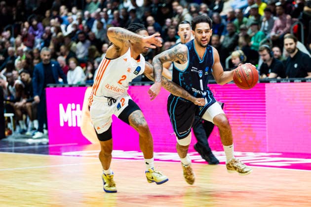 04 12 2025, xomx, Basketball EuroCup, Niners Chemnitz Turk Telekom v l Nike Sibande Niners Chemnitz and MICHAEL JADEN DEVOE Turk Telekom Ankara in a duel on the ball Chemnitz