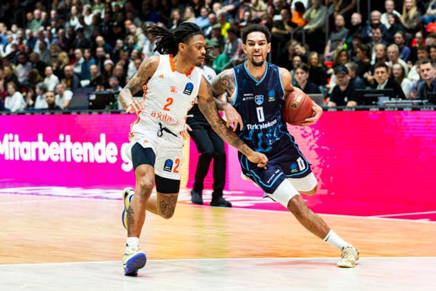 04 12 2025, xomx, Basketball EuroCup, Niners Chemnitz Turk Telekom v l Nike Sibande Niners Chemnitz and MICHAEL JADEN DEVOE Turk Telekom Ankara in a duel on the ball Chemnitz