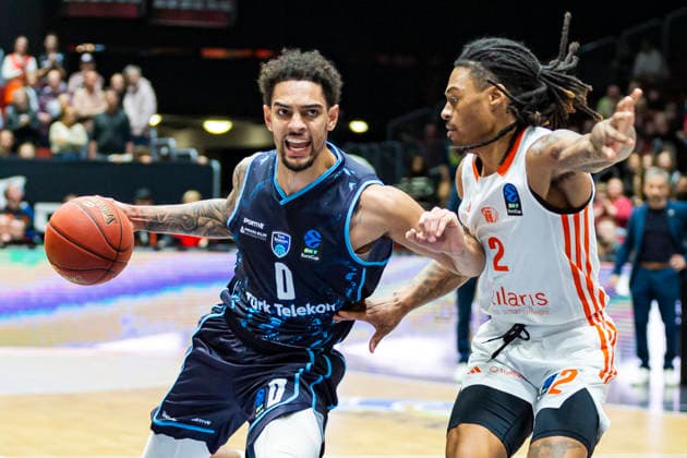 04 12 2025, xomx, Basketball EuroCup, Niners Chemnitz Turk Telekom v l MICHAEL JADEN DEVOE Turk Telekom Ankara and Nike Sibande Niners Chemnitz in a duel on the ball Chemnitz
