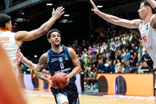 04 12 2025, xomx, Basketball EuroCup, Niners Chemnitz Turk Telekom v l MICHAEL JADEN DEVOE Turk Telekom Ankara on the ball Chemnitz