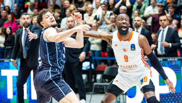 04 12 2025, xomx, Basketball EuroCup, Niners Chemnitz Turk Telekom v l John Newman III Niners Chemnitz screams UROS TRIFUNOVIC Turk Telekom Ankara Chemnitz